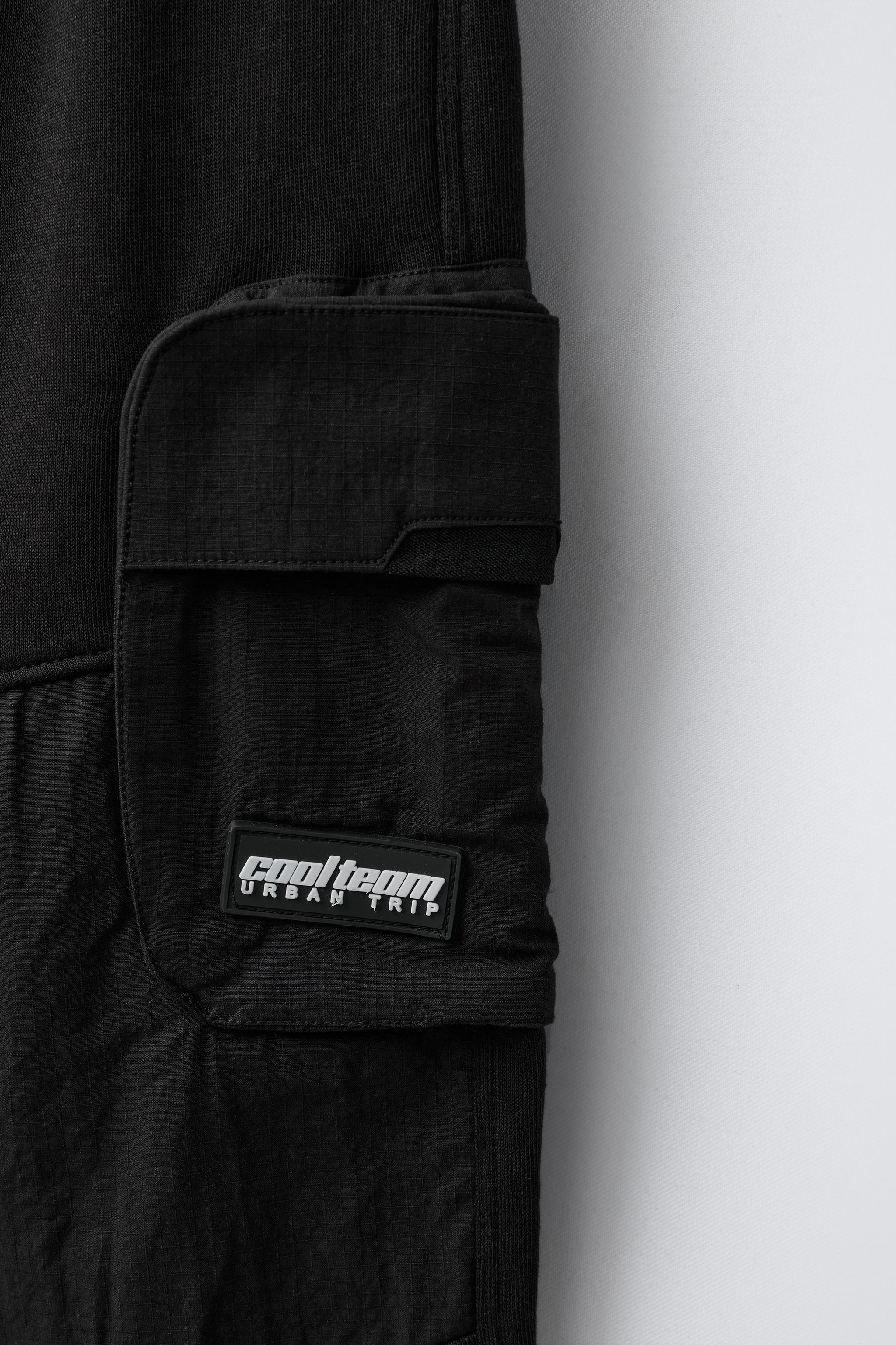 JOGGER PANTS WITH CARGO POCKETS